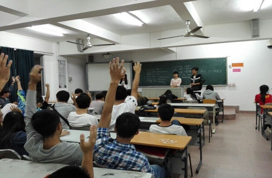 书香校园 尽享阅读--记K云体育官方入口“经典阅读”分享交流班会