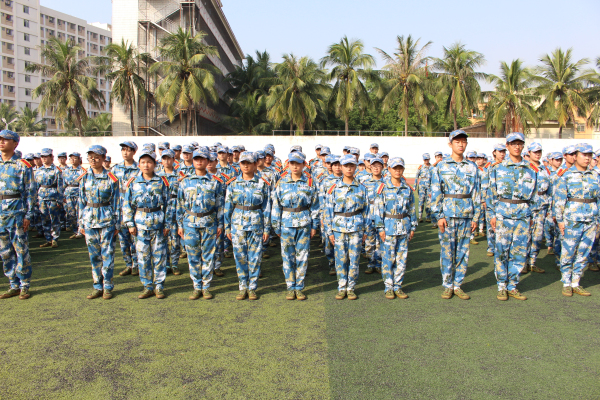 靡不有初,鲜克有终——记物电学院2015级新生参加军训总结汇演活动