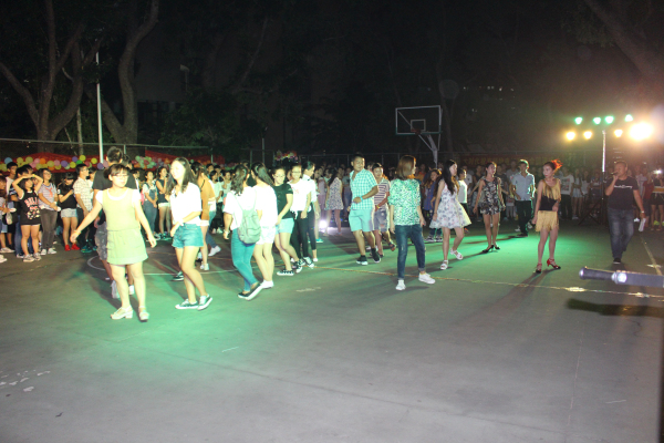 让青春在脚步的旋律中飞扬--记物电学院扫盲舞会