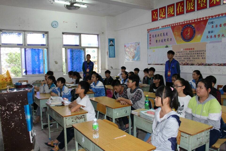 奇妙的物理世界--记K云体育官方入口“小小发明家”志愿服务活动